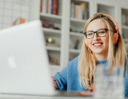 Estudiante practicando inglés en aula virtual